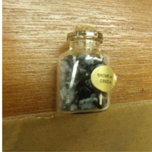 FLACON REMPLI DE PLUSIEURS PETITES PIERRES- SNOWFLAKE OBSIDIAN ,HAUTEUR: 3 cm / DIAMETRE: 2 cm