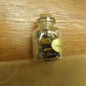 FLACON REMPLI DE PLUSIEURS PETITES PIERRES- TIGER EYE,HAUTEUR: 3 cm / DIAMETRE: 2 cm