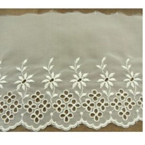 DENTELLE de calais blanc cassé brodée sur voile 13 cm /hauteur de broderie 6 cm