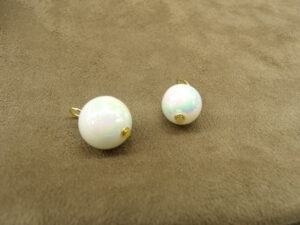BOUTON PERLE NACRE SUR FIL METALIQUE AVEC REFLET
