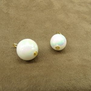 BOUTON PERLE NACRE SUR FIL METALIQUE AVEC REFLET