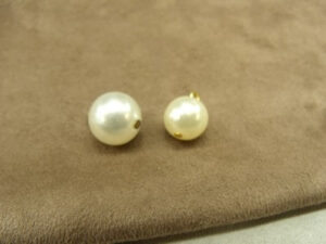 BOUTON ROND PERLE NACRE SUR FIL METALIQUE