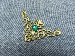 ARTICLE DE DECORATION Métal - Doré avec strass vert émeraude