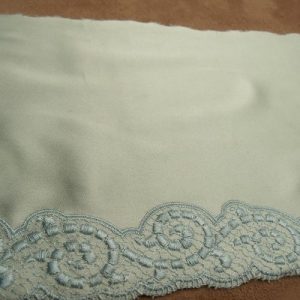 BRODERIE / DENTELLE COTON sur satin vert 12 cm hauteur de broderie / 3,5 cm