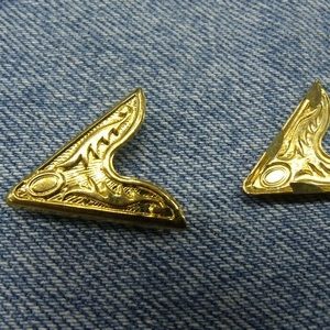 coin doré avec griffe en métal