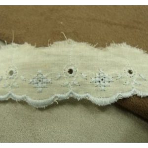 BRODERIE ANGLAISE COTON creme et bleu 2cm/hauteur de broderie:1.5 cm