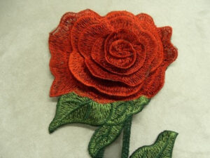 petite fleur brodé en 3D- rouge et vert