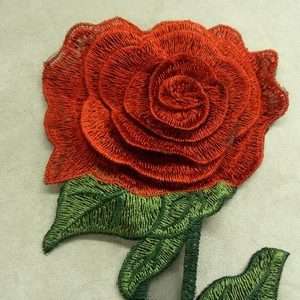 petite fleur brodé en 3D- rouge et vert