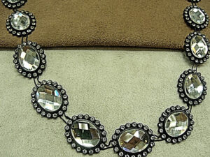 ruban strass ovale argenté sur fond noir