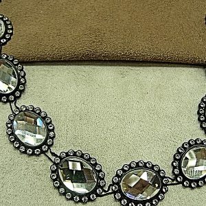 ruban strass ovale argenté sur fond noir