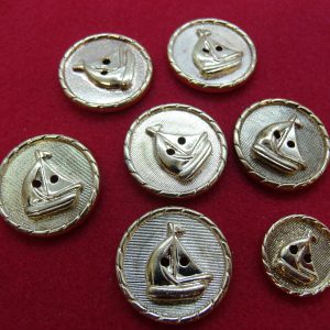 bouton acrylique doré motif petit bateau