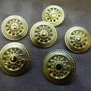 bouton métal doré motif roue
