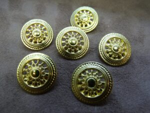 bouton métal doré motif roue