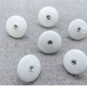 Lot de 6 boutons acryliques blancs avec petit strass – 12 mm