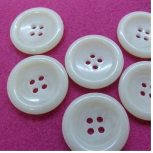 bouton acrylique creme à 4 trous, 25 mm, vendu par 6