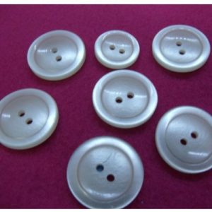 bouton acrylique creme à 2 trous VENDU PAR LOT DE 6