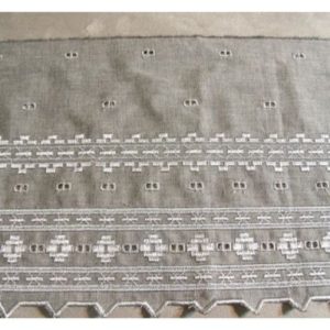 BRODERIE GRISE EN COTON sur fond blanc 18 cm