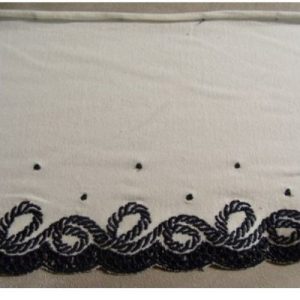 BRODERIE BLANCHE SUR JERSEY DE COTON 14 cm /hauteur de broderie 3,5 cm sur fond bleu
