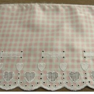 BRODERIE COTON ROSE SUR SATIN SUR FOND BLANC 13 cm / hauteur de broderie 5 cm