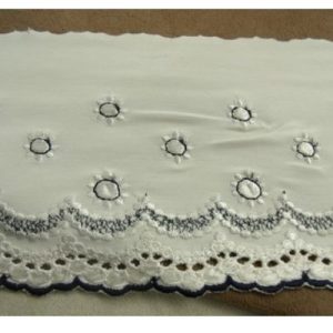 BRODERIE STRETCH BLANCHE SUR FOND BLEU 10 cm /hauteur de broderie7 cm