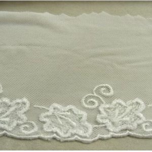BRODERIE POLYAMIDE LEGEREMENT STRETCH Sur maille blanche, 15 cm/ hauteur de broderie:5 cm