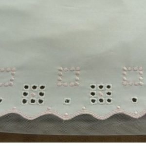 BRODERIE POLYAMIDE ROSE sur fond blanc brodé sur tulle 17 cm/ hauteur de broderie:4 cm