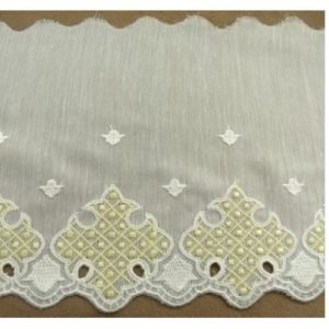 BRODERIE JAUNE sur voile de coton sur fond blanc 15 cm /hauteur de broderie 7 cm