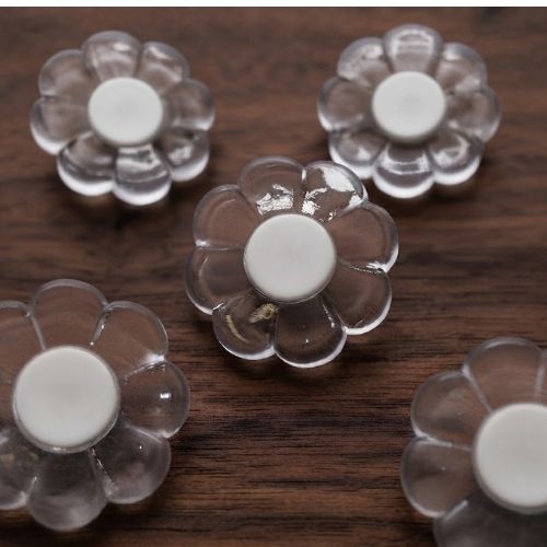 Lot de 6 boutons acryliques motif fleur transparente et blanche – 25 mm