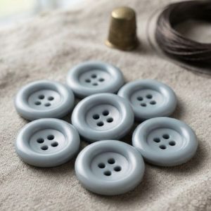 Lot de 6 boutons acryliques gris à 4 trous – 23 mm