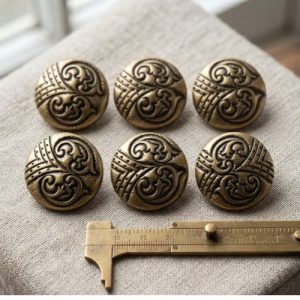 Lot de 6 boutons baroques en acrylique dorés – 23 mm