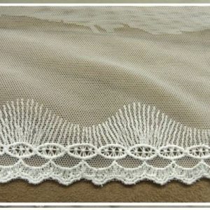 BRODERIE COTON sur tulle blanche 10 cm /hauteur de broderie 4 cm