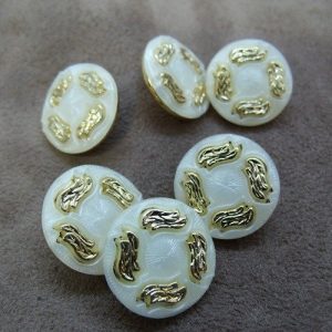bouton acrylique or sur fond blanc,18 mm,vendu par 6