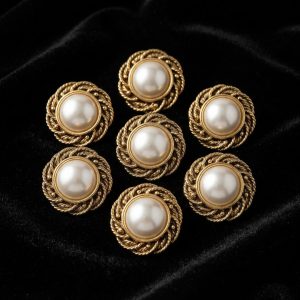 Boutons demi-perle blanc nacré et bordure dorée torsadée 18 mm – lot de 6