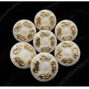 Boutons acryliques blanc nacré et dorure ciselée 18 mm – lot de 6