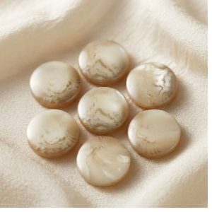 Boutons acryliques marbrés beige et marron 18 mm – lot de 6