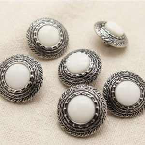 Boutons acryliques blanc et bordure argent vieilli 20 mm – lot de 6