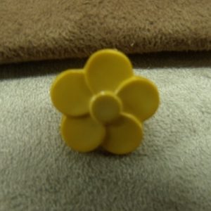 bouton acrylique à queue Motif petite fleur jaune,18 mm,très tendance