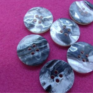 bouton acrylique marbré gris et noir mat à 4 trous ,20 mm, vendu par 6