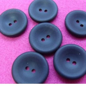 bouton acrylique noir mat à 2 trous ,23 mm, vendu par 6