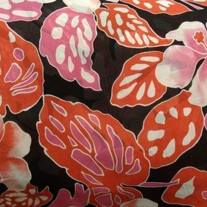 tissu crêpe imprimé rouge sur noir