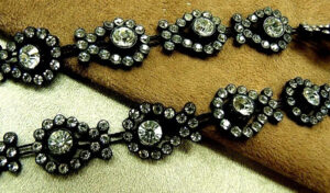 ruban grand strass entouré de 12 petit strass