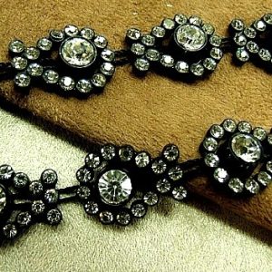 ruban grand strass entouré de 12 petit strass