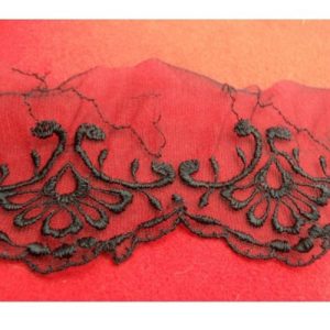 DENTELLE/ BRODERIE sur tulle noir largeur 8 cm / broderie 5 cm