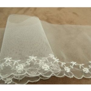 DENTELLE/ BRODERIE sur tulle blanche 10 cm/ hauteur de broderie 2 cm