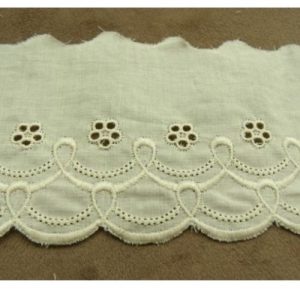 BRODERIE ANGLAISE vintage écru 7 cm /hauteur de broderie 4 cm