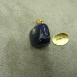 PENDENTIF MOTIF PIERRE- SODALITEHAUTEUR: 2 cm / LARGEUR 1,5 cm / EPAISSEUR: 1,5 cm
