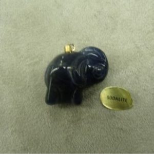 PENDENTIF MOTIF ELEPHANT- SODALITE,HAUTEUR: 2 cm / LARGEUR: 2,3 cm / EPAISSEUR: 7 mm