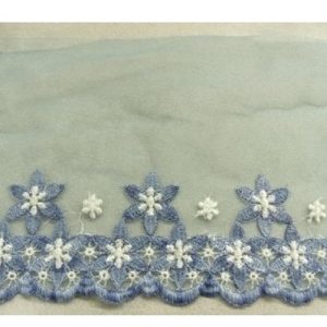 dentelle de calais bleu brodée sur tulle 14 cm