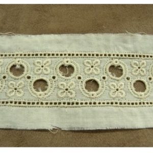 BRODERIE ANGLAISE VINTAGE écru entre deux 5 cm / hauteur broderie:3 cm