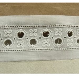 BRODERIE ANGLAISE coton blanche entre deux 5 cm/hauteur de broderie 3 cm